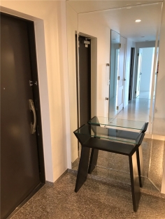 横浜市A様　玄関にミラーを設置しました。