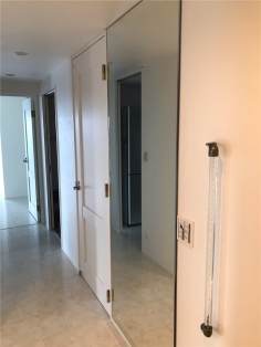 横浜市A様　廊下にミラーを設置しました。