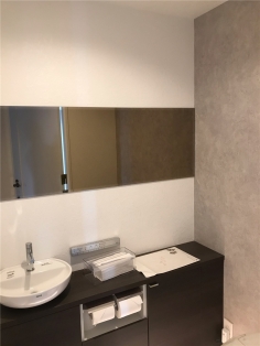 横浜市A様　トイレ内にミラーを設置しました。